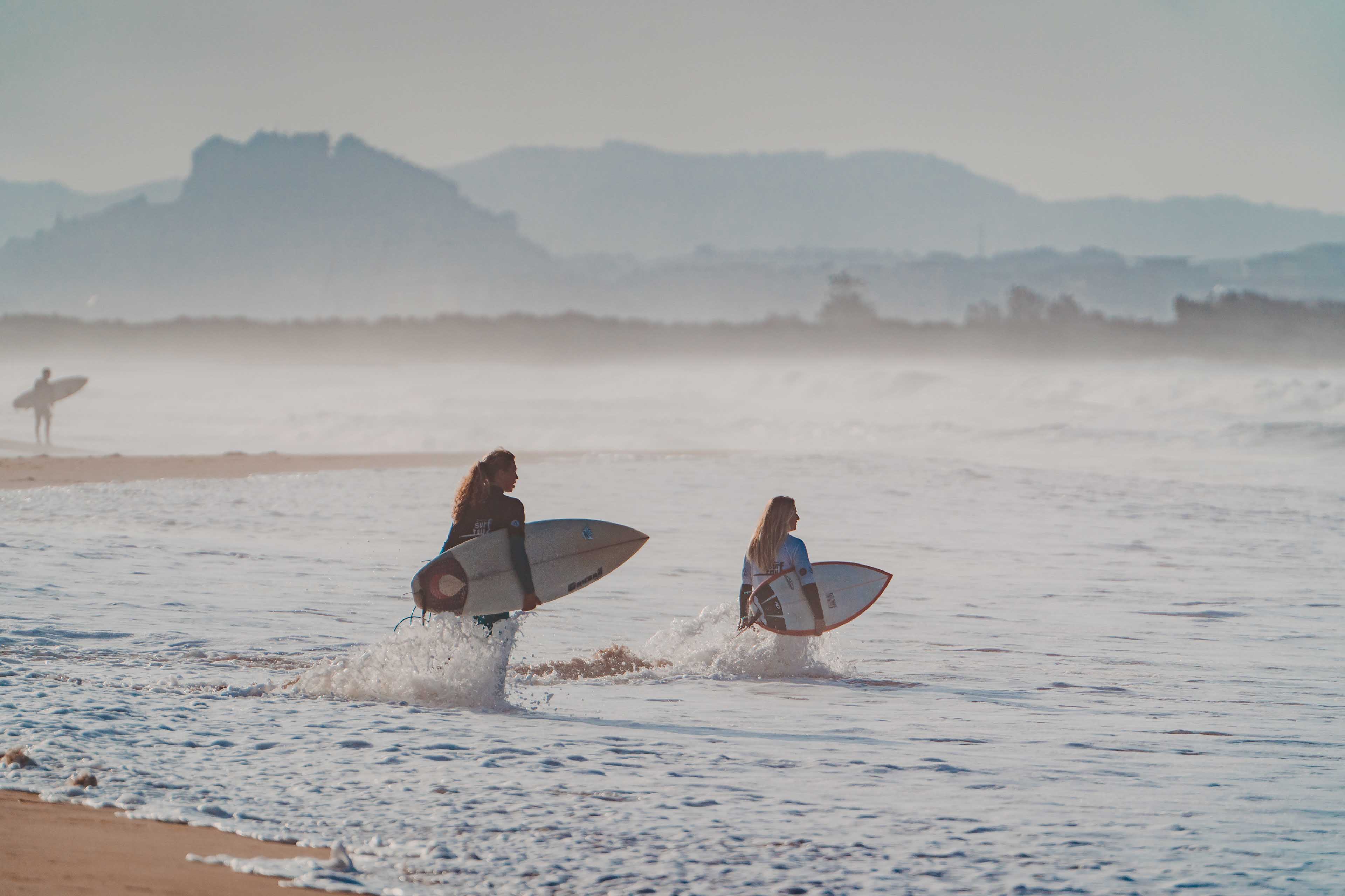 Foggy light while athletes enter the water